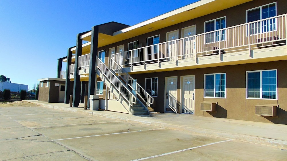 CORCORAN COUNTRY INN 40/48