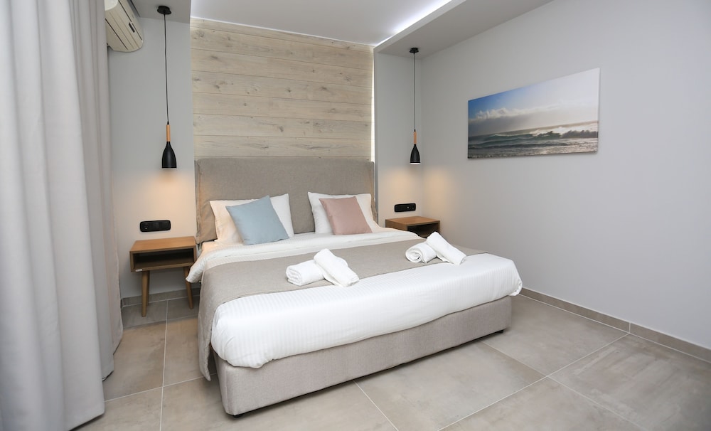 DELUXE, DOUBLE BED, POOL VIEW