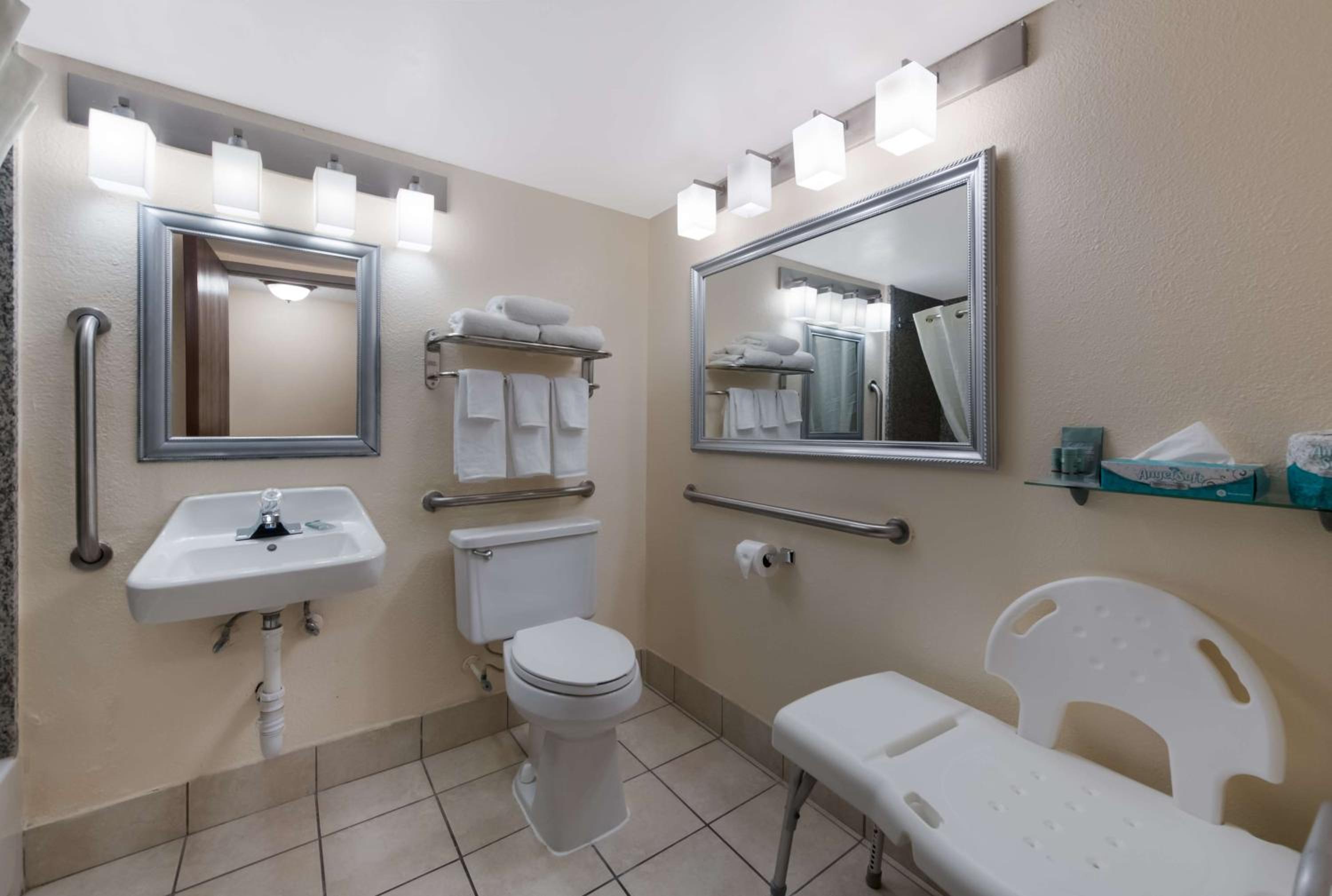 غرفة بسرير كينج بحوض استحمام لذوي الإعاقة، Best Western Hampton Coliseum Inn 8/8