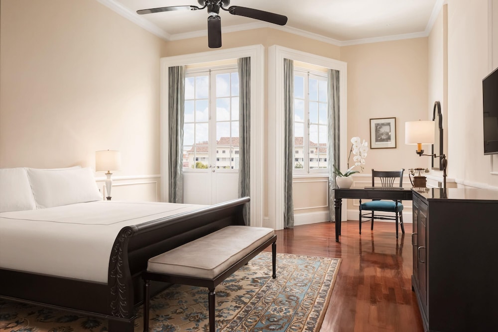 Landmark, Suite, 1 King and 2 Double Beds، Raffles Hotel Le Royal 4/10