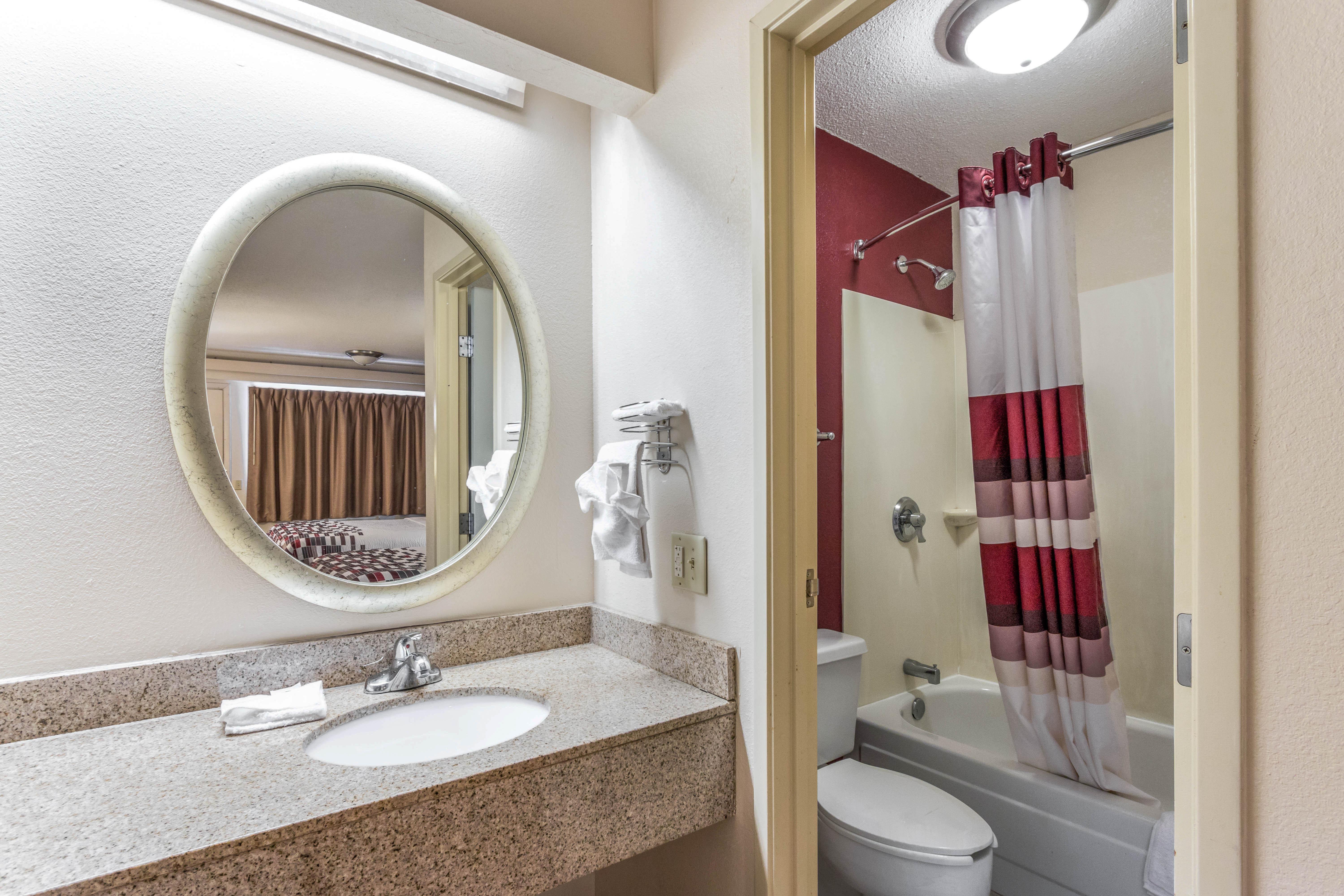 غرفة ديلوكس بسريرين، Red Roof Inn Columbia Mo 2/2