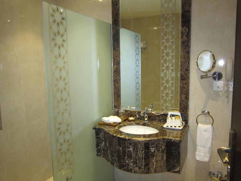 1 BEDROOM, BUSINESS, SUITE