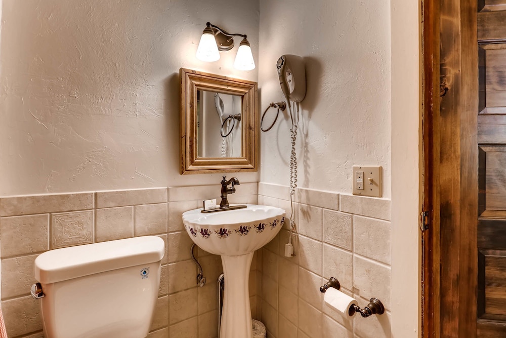 Petite, Suite, Queen and Twin Beds، Ski Tip Lodge 8/9