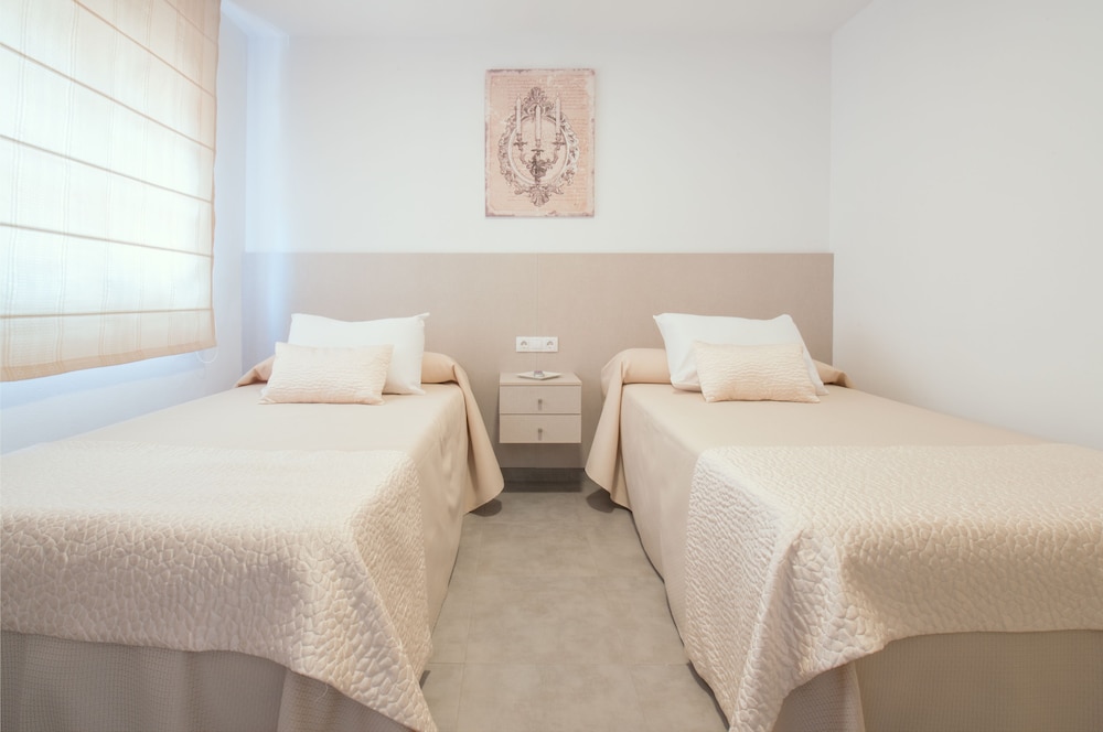 ROOM, TWIN BEDS, SMALL