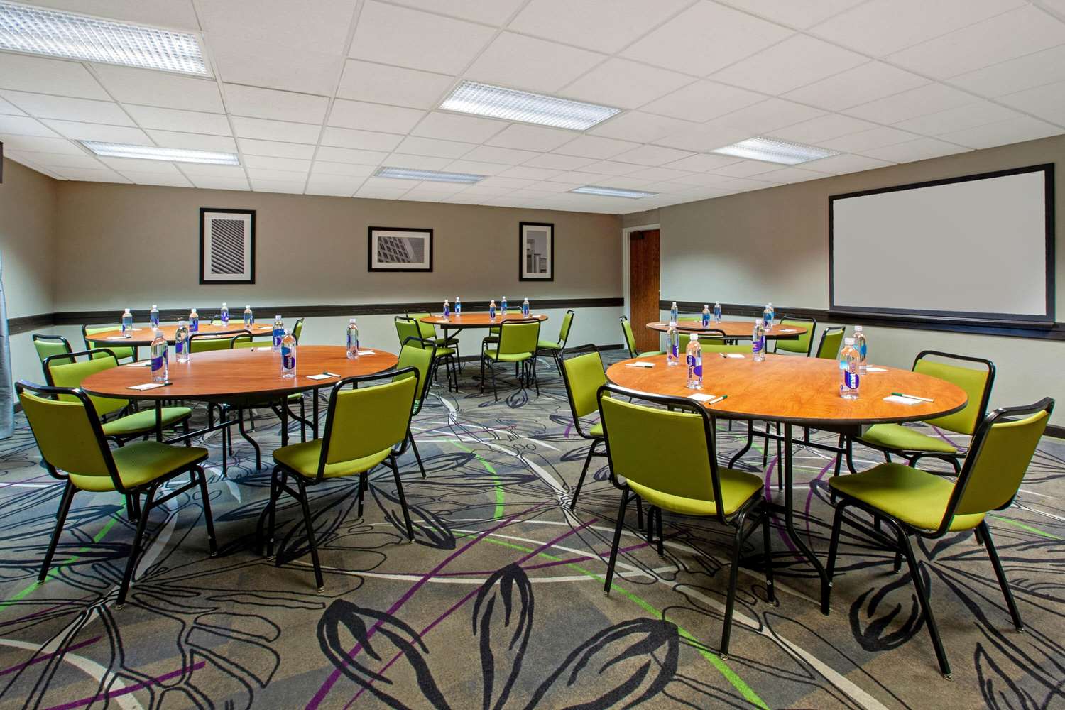 La Quinta Inn & Suites by Wyndham Detroit Metro Airport 48/55