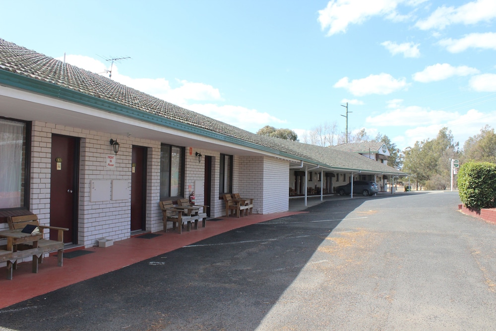 Acacia Motor Inn 51/55