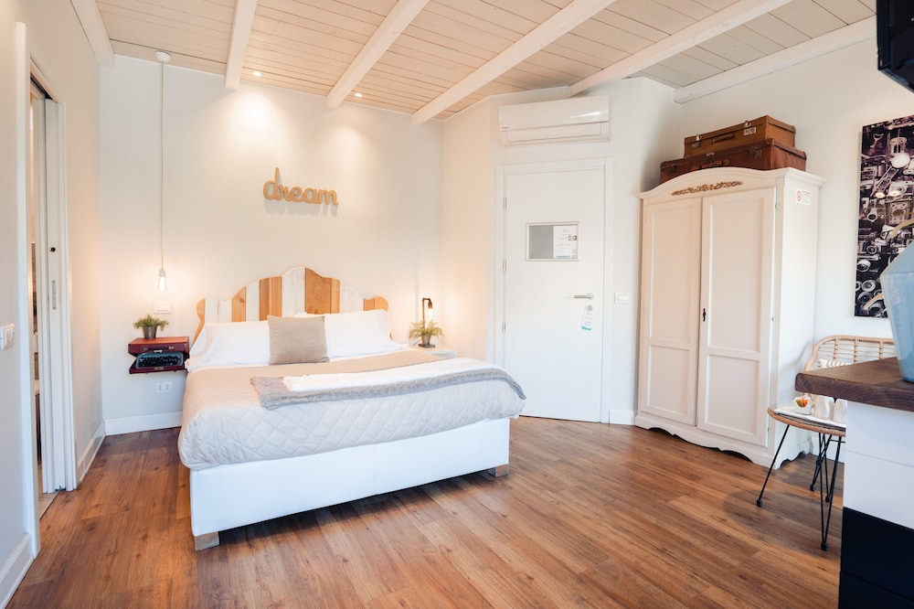 ROMANTIC, STUDIO, SUITE, SAUNA