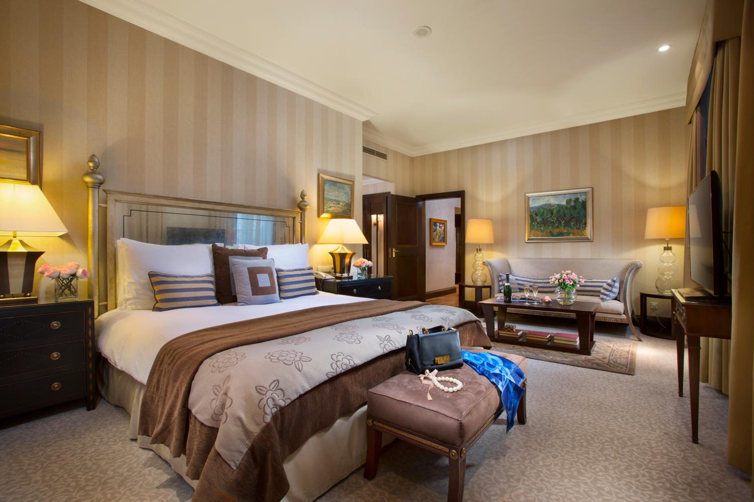 Esplanade, Suite