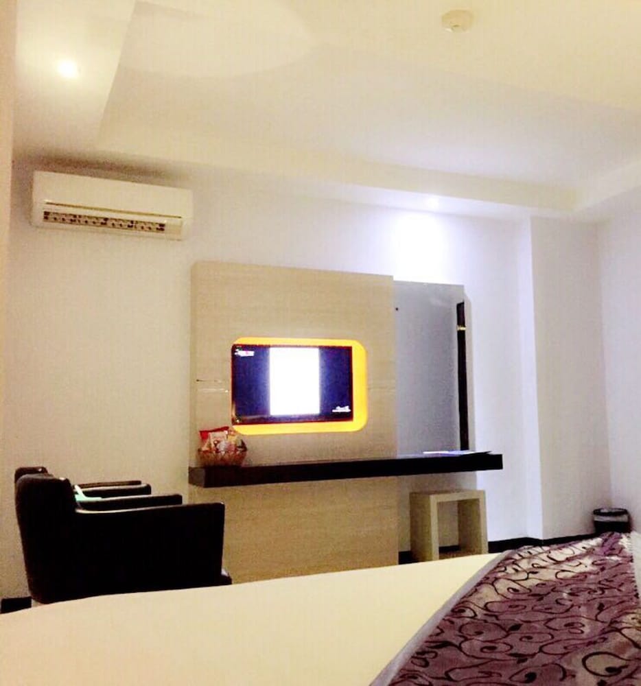 89 Hotel 10/86