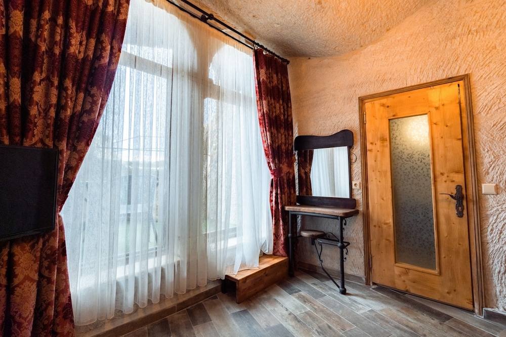 Amber Cave Suites 42/76