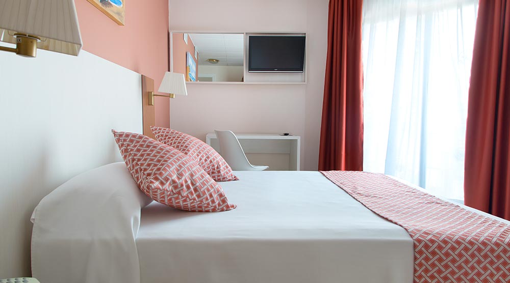 غرفة بسرير مزدوج بشرفة، GHT Balmes Hotel, Aparthotel & Splash 6/10