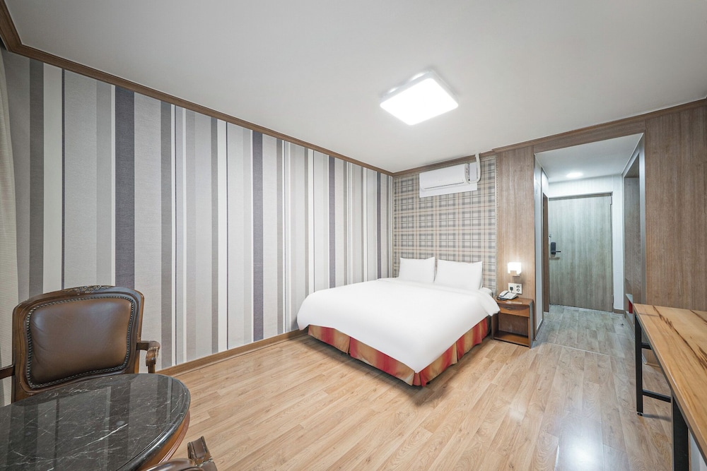 Olympic Hotel 19/49