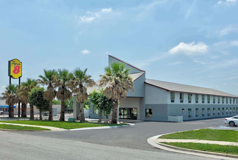 Super 8 by Wyndham New Braunfels I-35 31/36