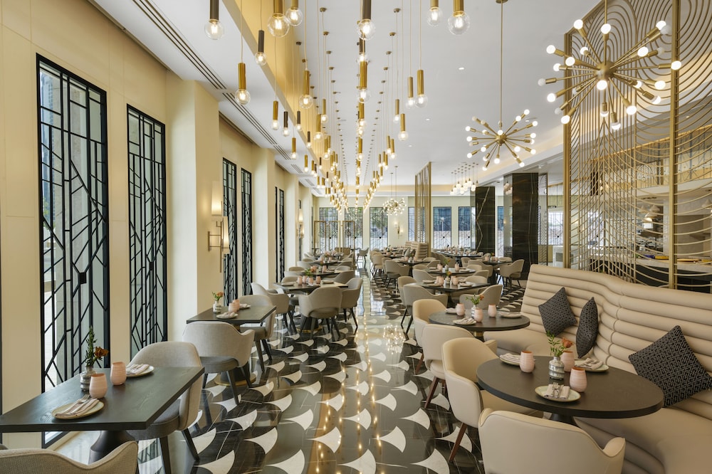 Wyndham Grand Doha West Bay Beach 38/57