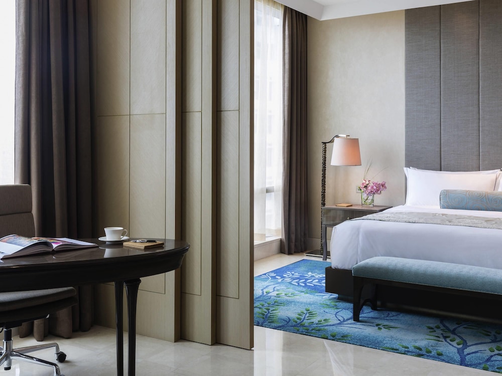 RAFFLES, KING BED