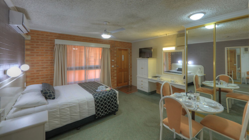COUSINS MOTOR INN 11/62