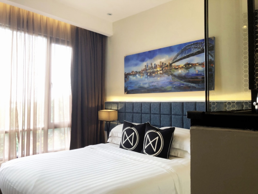 SUPERIOR, QUEEN BED