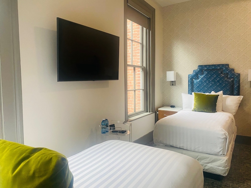 SIGNATURE, TWIN BEDS, COURTYARD VIEW