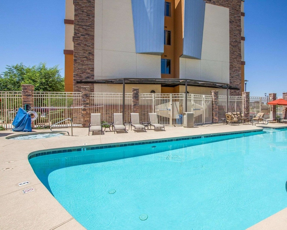 Comfort Suites Glendale State Farm Stadium Area 4/45