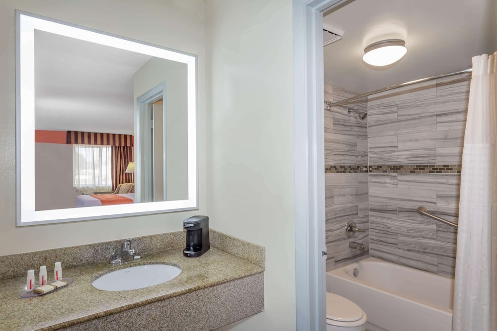 Howard Johnson By Wyndham Vero Beach/I-95 21/42