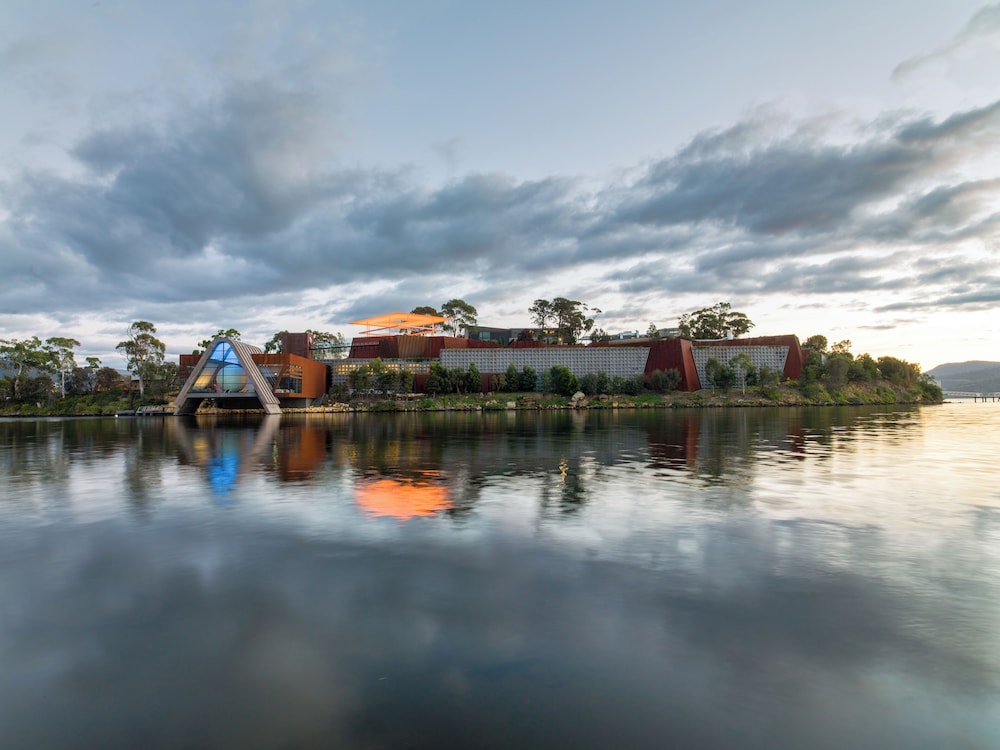 Mona Pavilions 45/50