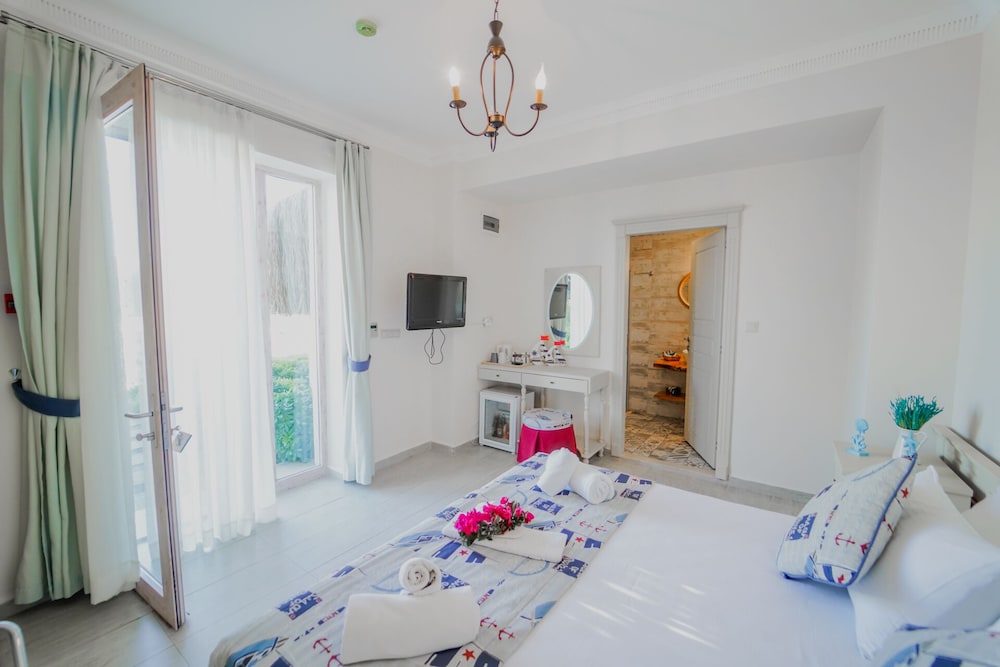 STANDARD, DOUBLE OR TWIN BED, PATIO