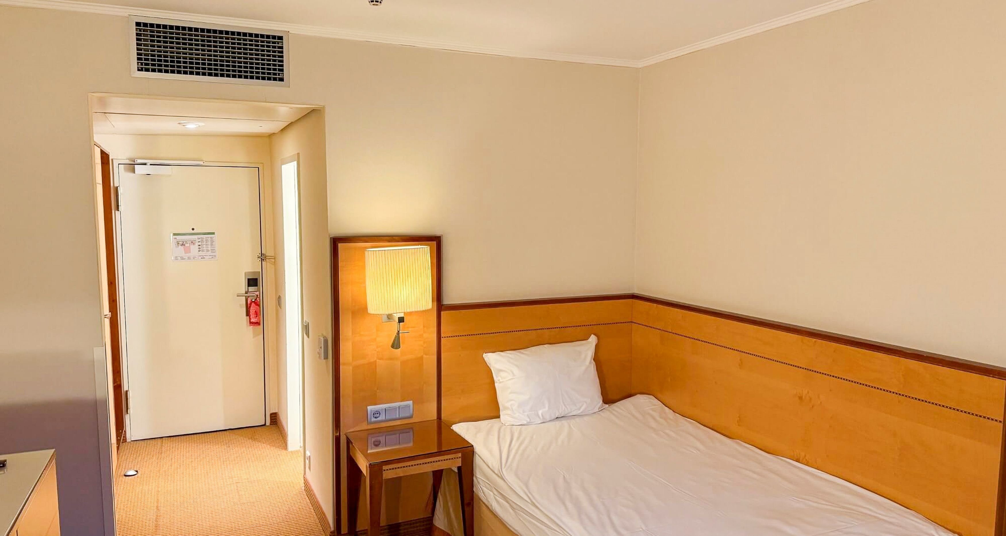 ROOM, SINGLE