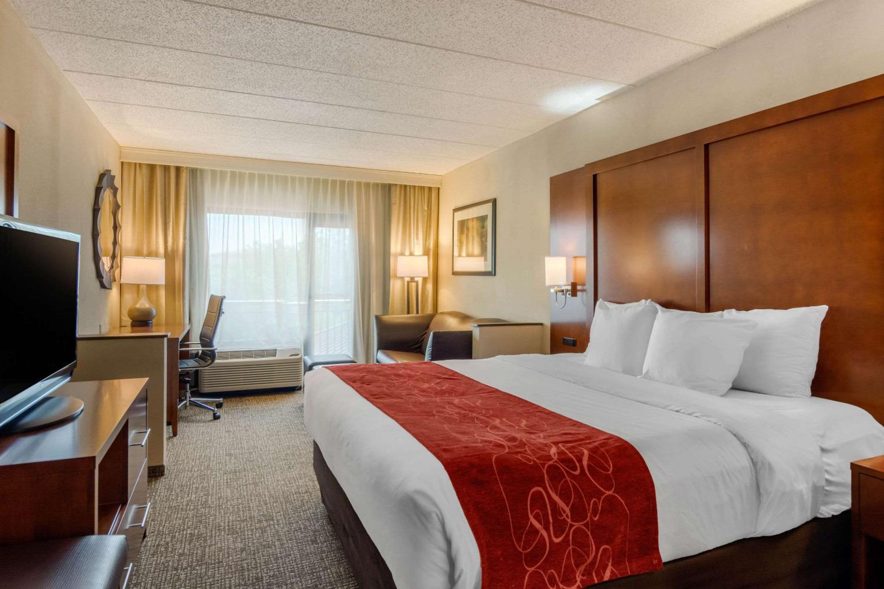 SUITE, KING BED