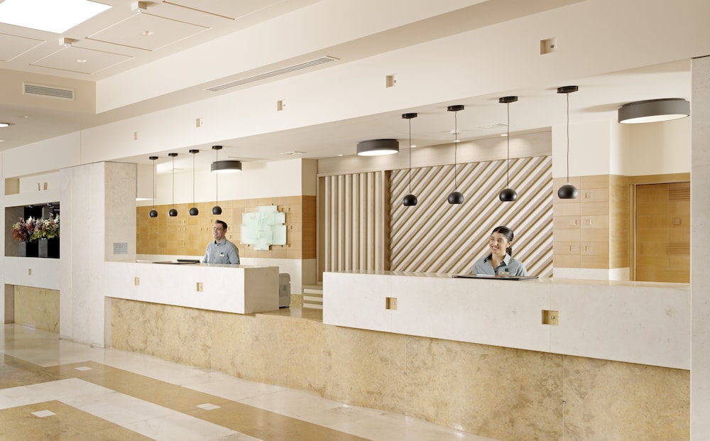 Holiday Inn Athens Airport 5/66
