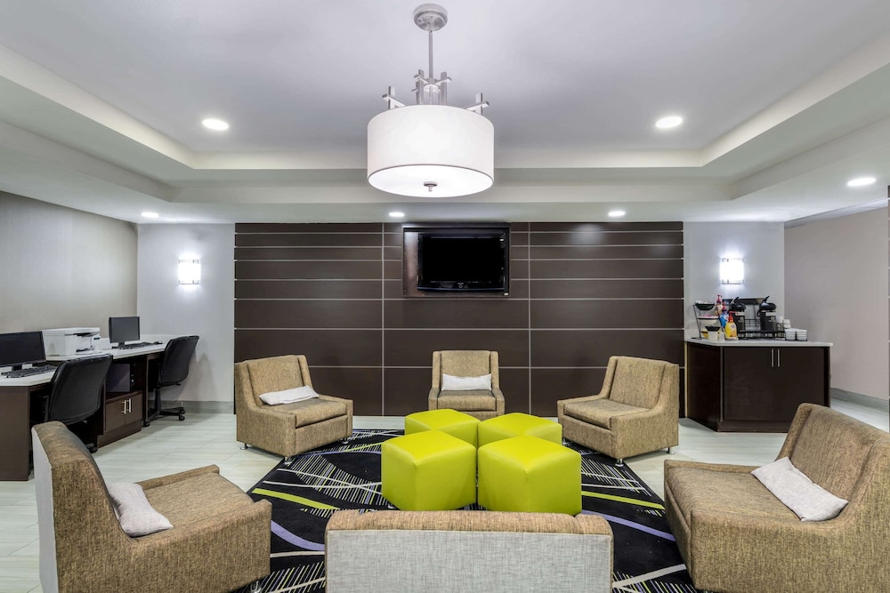 La Quinta Inn & Suites by Wyndham Canton MS 27/37