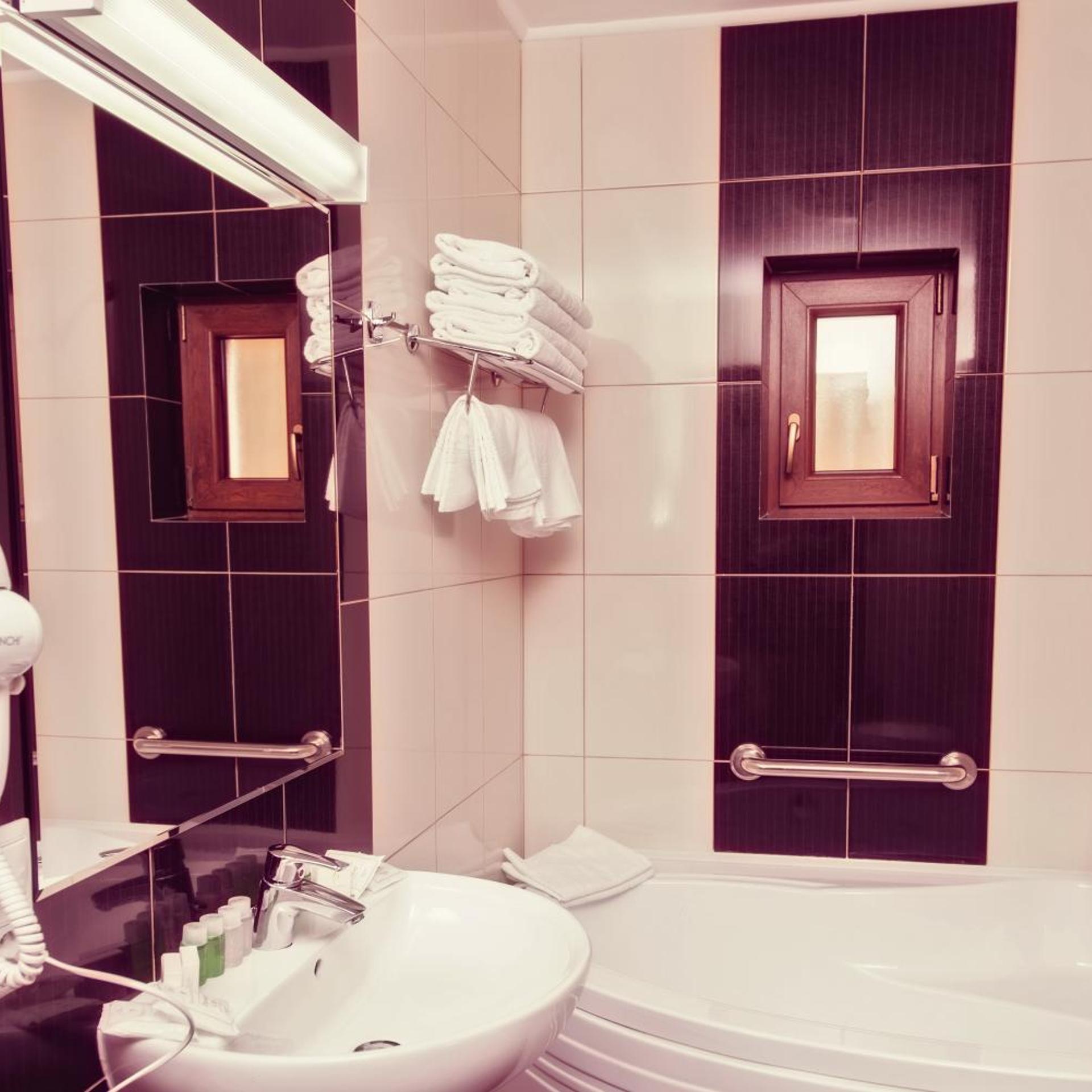 جناح، Hotel Ozana 4/5