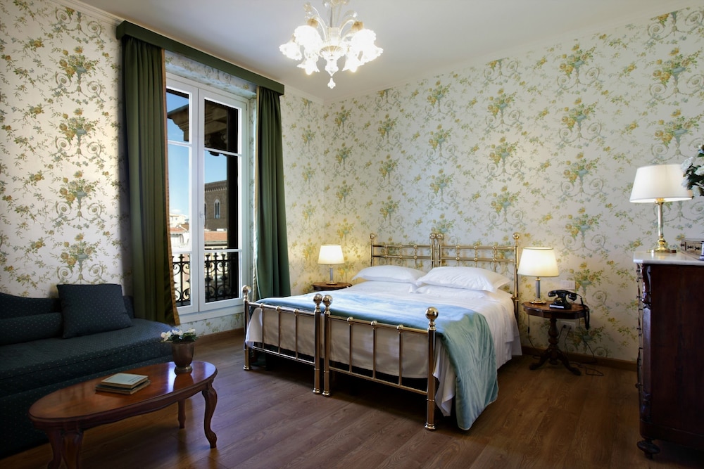 ROOM, QUADRUPLE