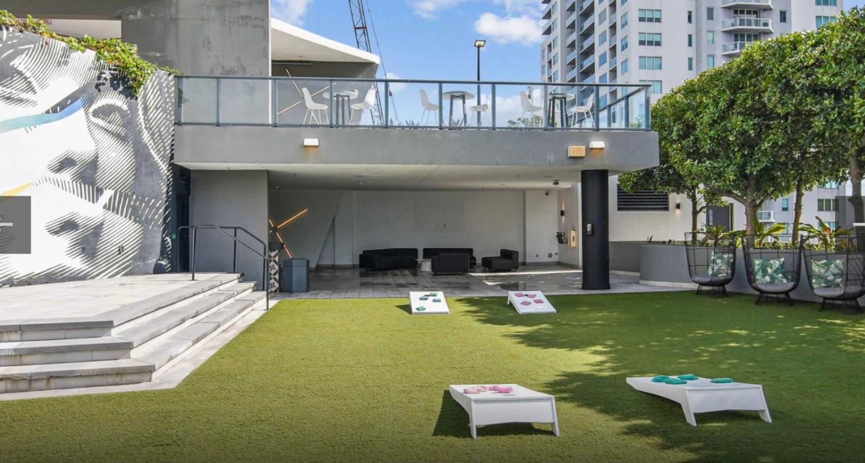 29th Floor Balcony Studio Miami Skyline Views 27/31