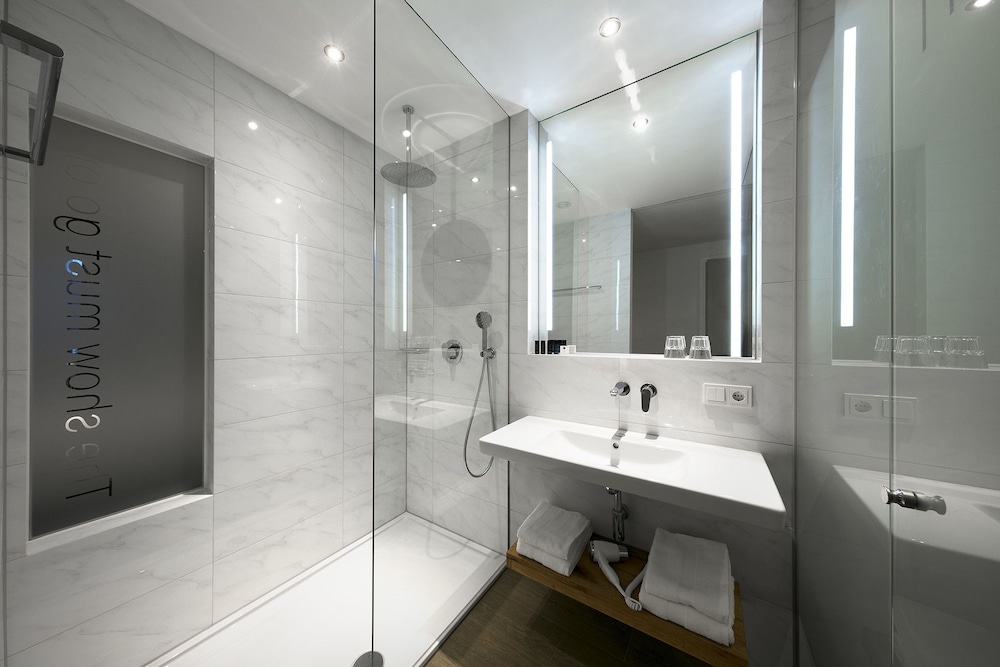 Suite, Queen Bed, Theaterhotel Venlo 3/3