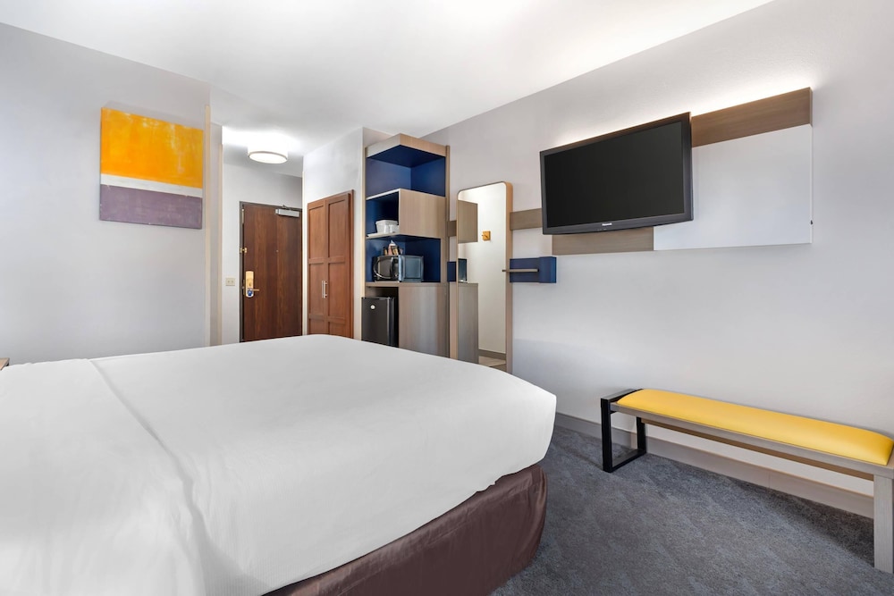 SUITE, KING BED, ACCESSIBLE