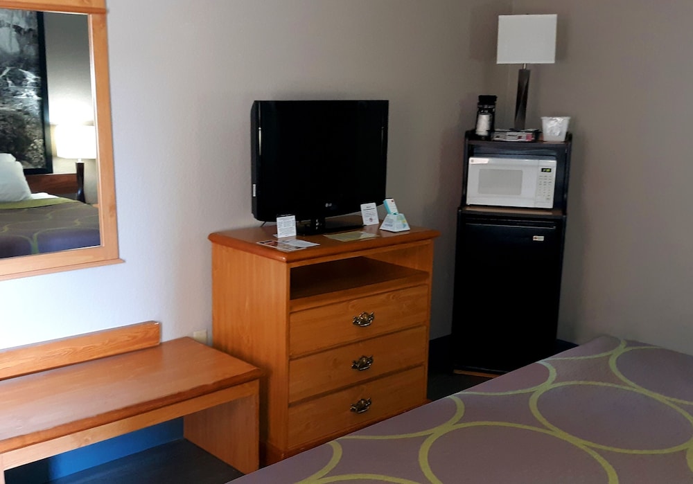 Super 8 by Wyndham Fort Chiswell Wytheville Area 16/33