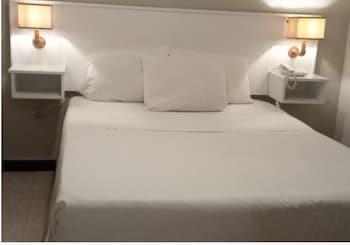 Basic, Queen Bed, No Window