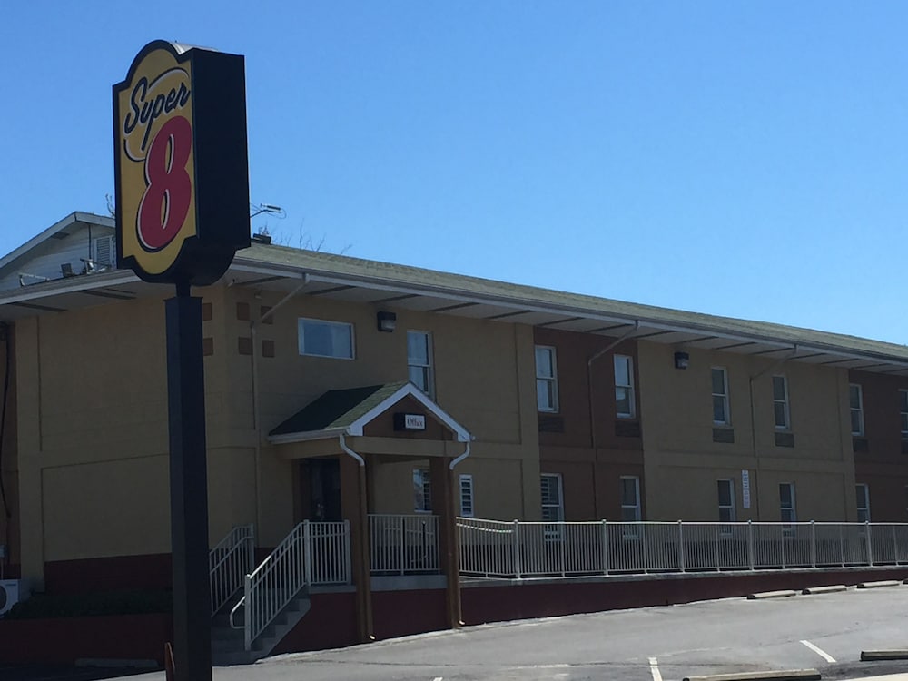Super 8 By Wyndham Allentown 3/21