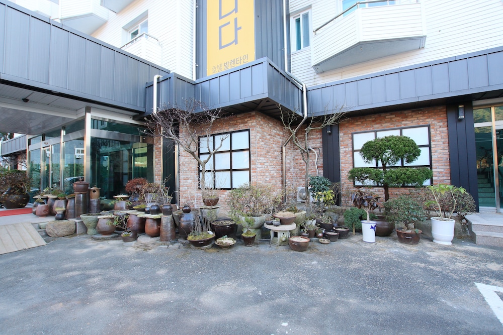 Valentine Hotel 3/47