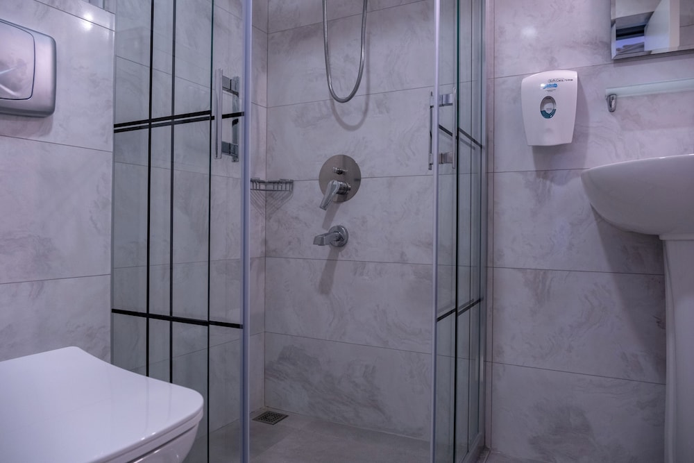 Artemis Hotel 68/69