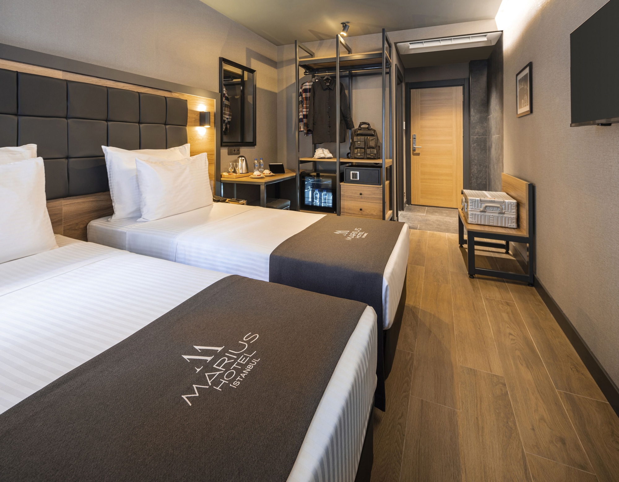 DELUXE, DOUBLE OR TWIN BED