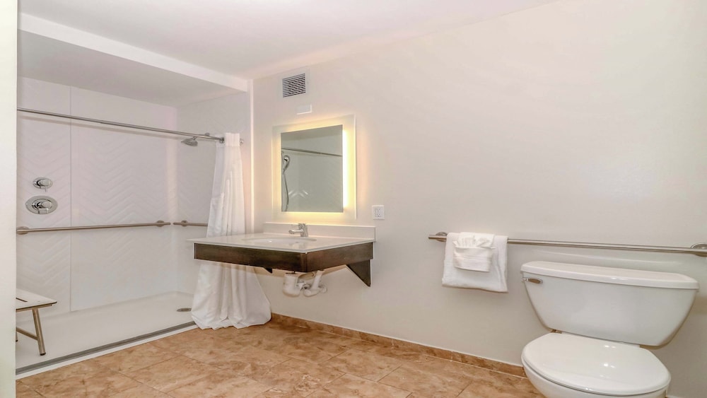غرفة قياسية بسرير كينج لذوي الإعاقة، Holiday Inn Oceanfront At Surfside Beach 6/6