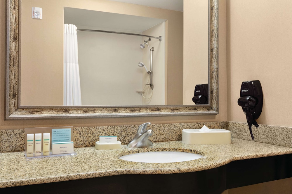 Hampton Inn and Suites Enid 16/50