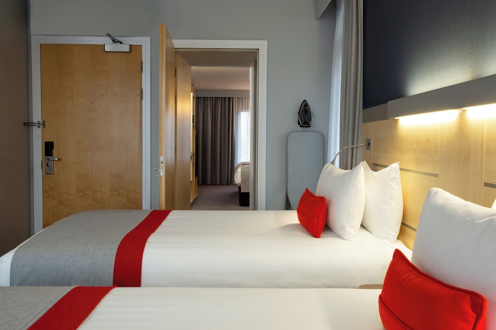 Holiday Inn Express Cheltenham 15/58
