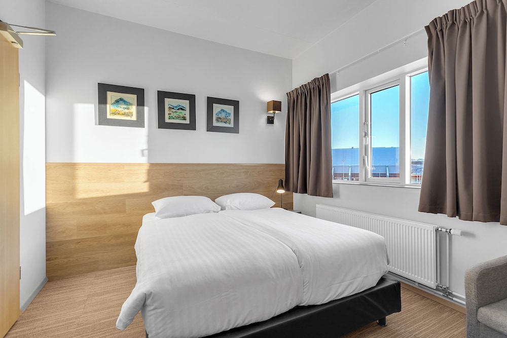 COMPACT, DOUBLE BED, HOT TUB