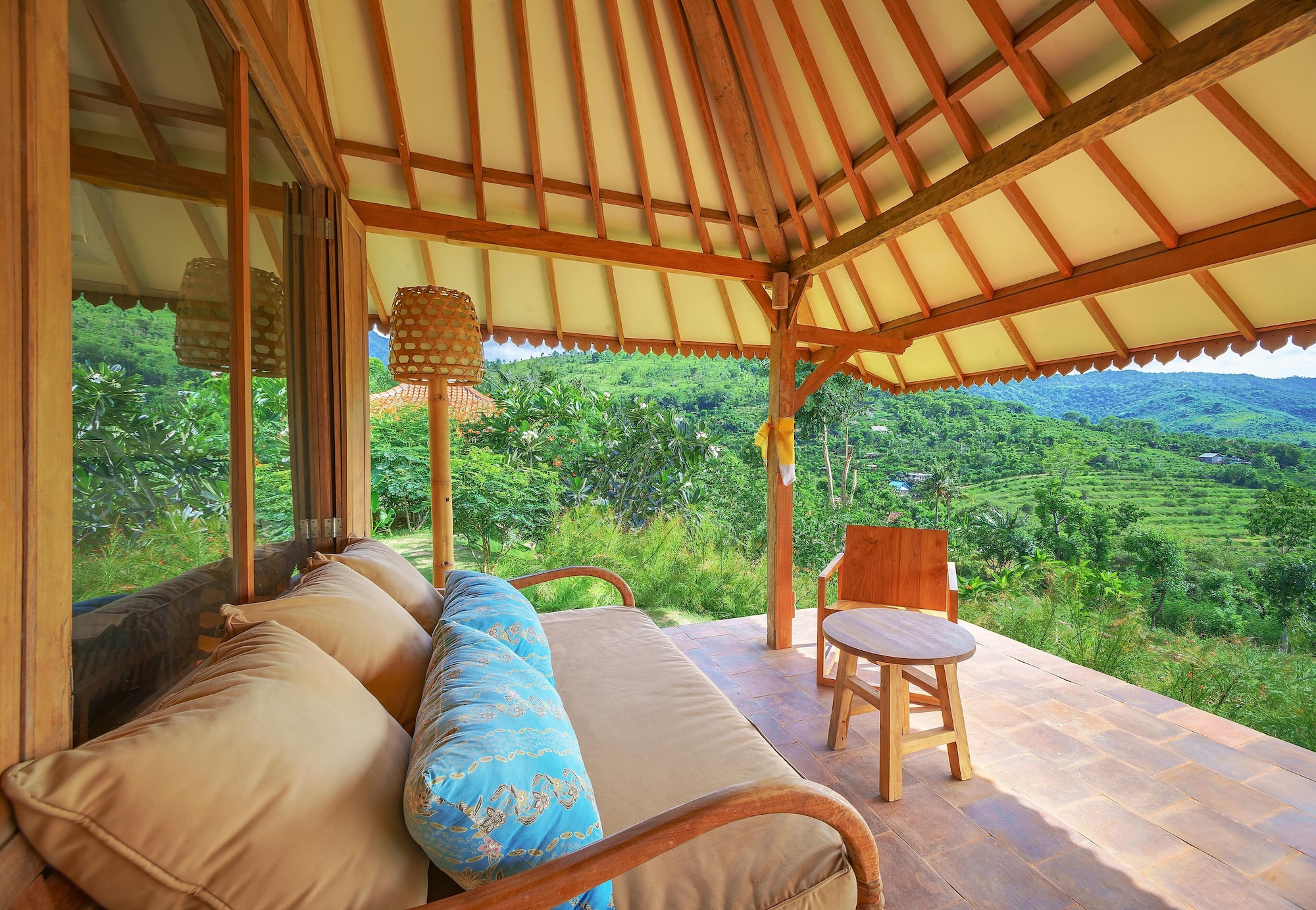 غرفة بسرير كوين مع أريكة، Sumberkima Hill Private Villa Retreat 6/9