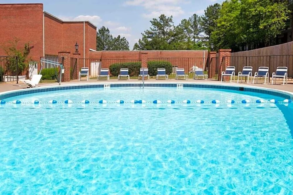 Americas Best Value Inn Suites Phenix City 1/21