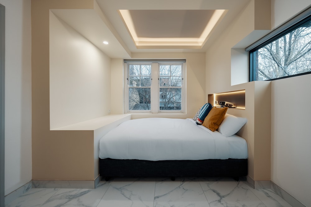 City, Queen Bed, Shared Bathroom