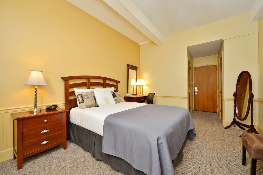 Genetti Hotel SureStay Collection By Best Western 20/44