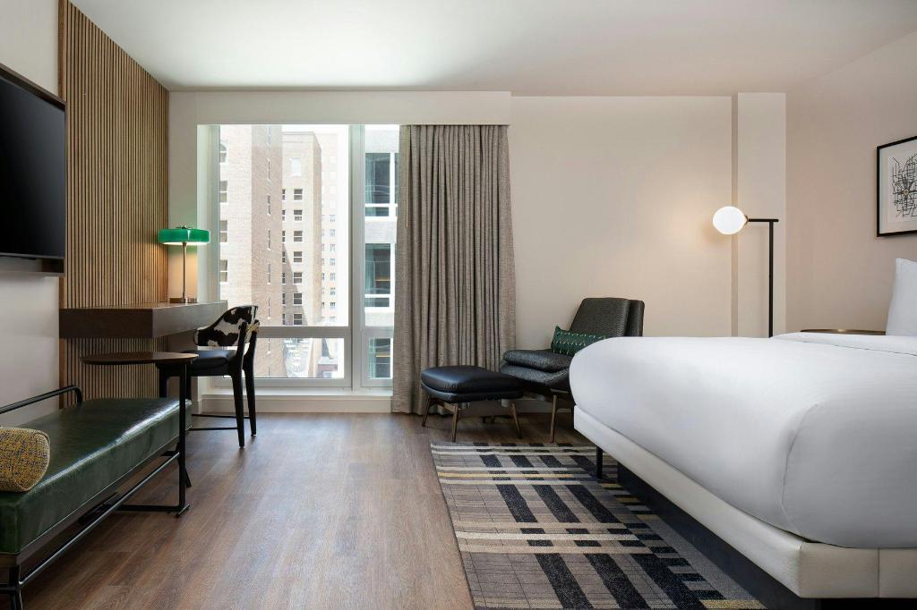 Pool, Guest Room, Deluxe, King Bed, Courtyard View